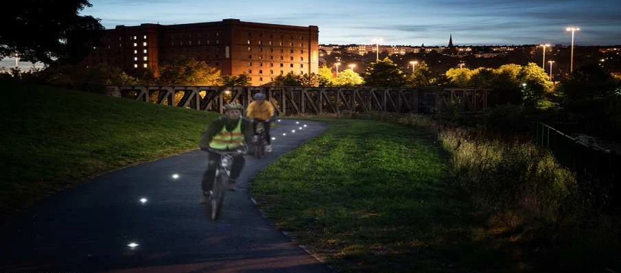 Solar LED Cycle Route Delineator - Red Flashing - Minimum Order Is 20. Ordered In Multiples Of 20 - Image 4
