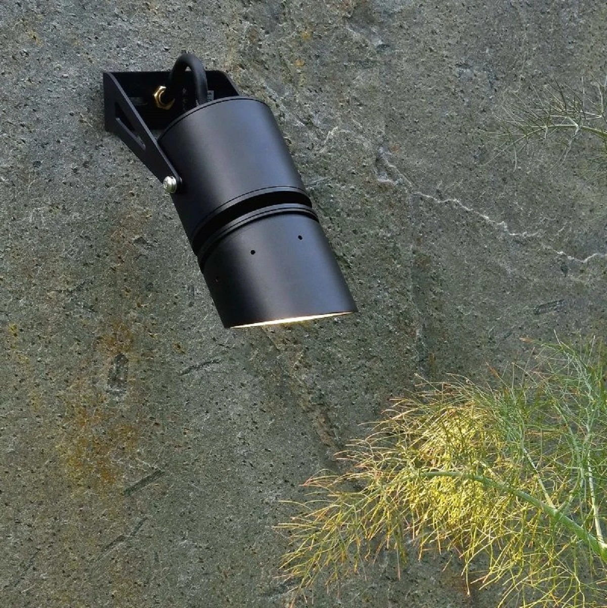 Titan 15 - 240v 15W IP65 3000K Black 15 Degree Spike Light - Image 3